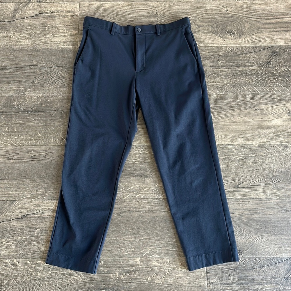 Men’s Medium Uniqlo Pants in Navy (EZ Ankle Pants)